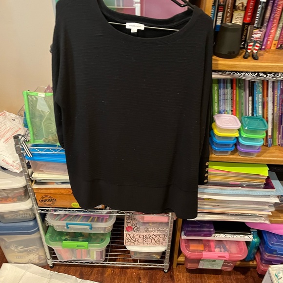 Long sleeves with buttons on the sleeves to dress it up - Picture 2 of 4